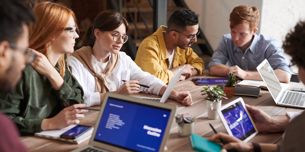 giovani donne in classe