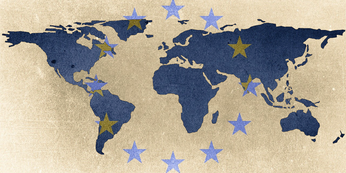 le stelle della bandiera UE sovrapposte a un planisfero con i paesi blu