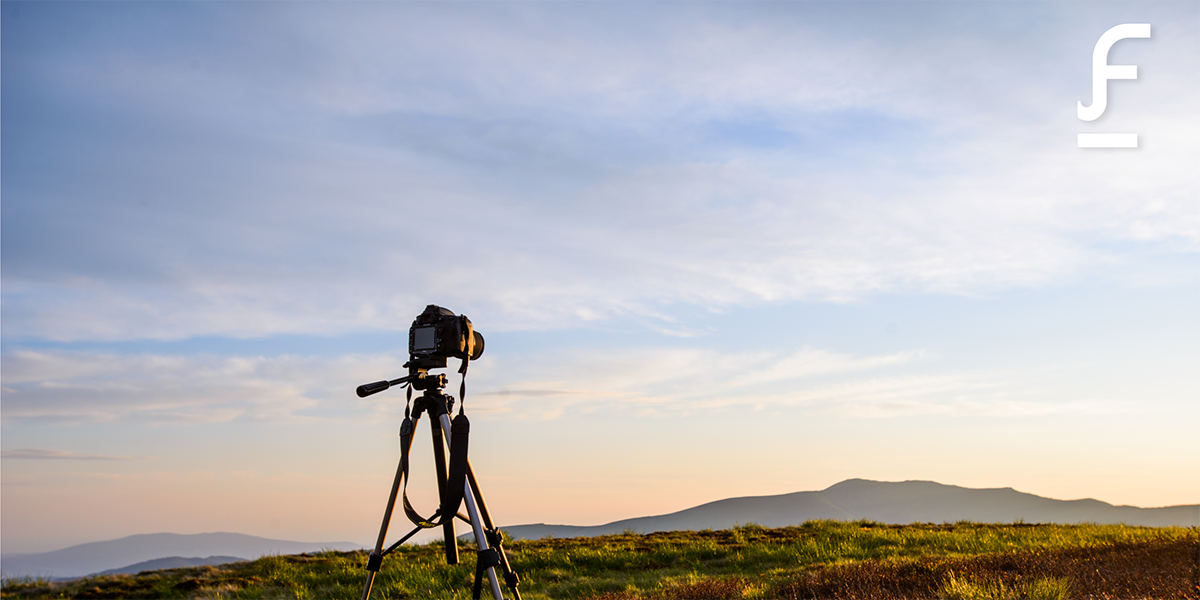 videocamera davanti a paesaggio collinare