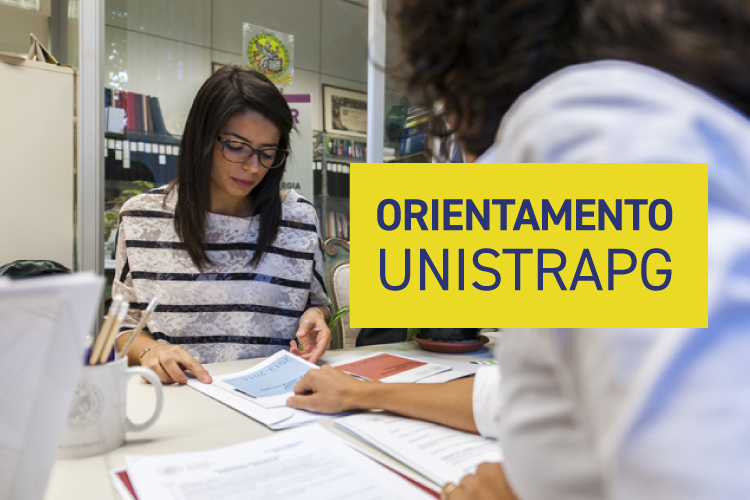studentessa che riceve informazioni presso l'ufficio orientamento