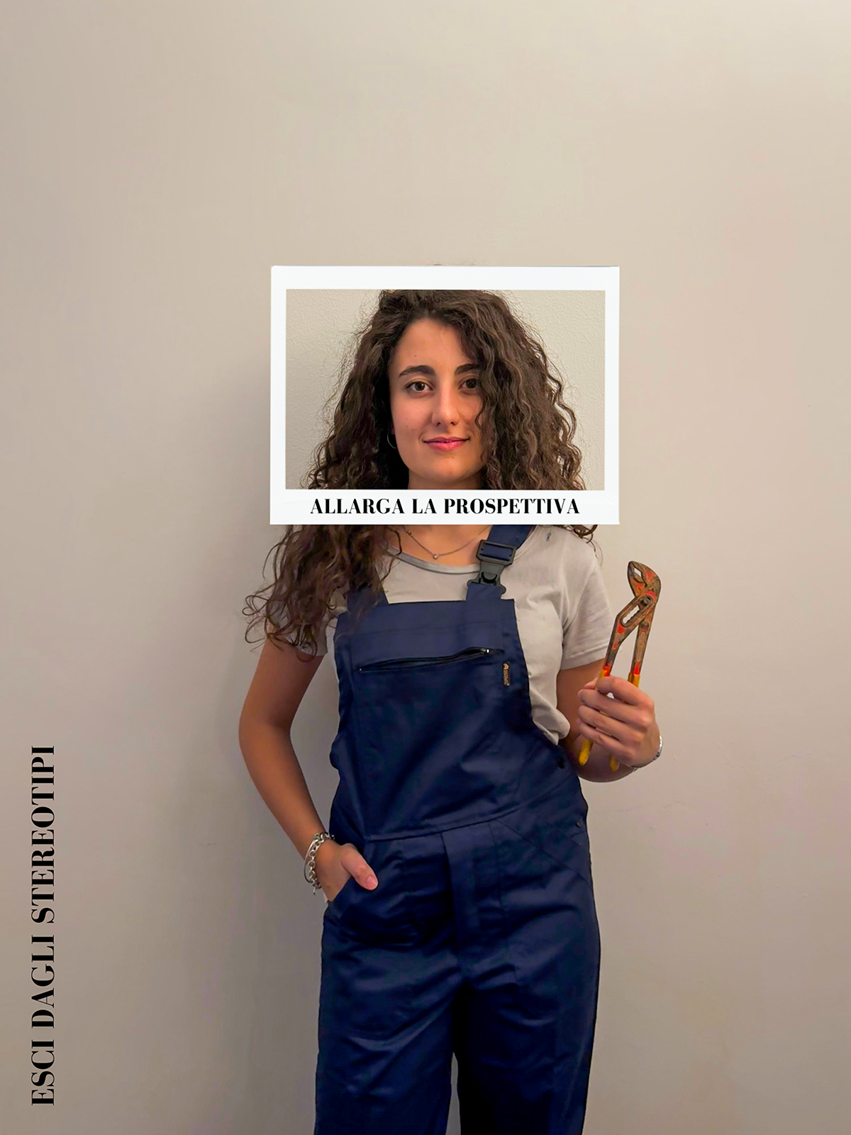 giovane donna in abiti da lavoro con il volto in una cornice che riporta la scritta: "Allarga la prospettiva"