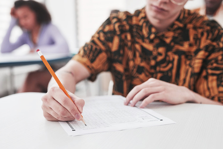 studenti durante un esame scritto