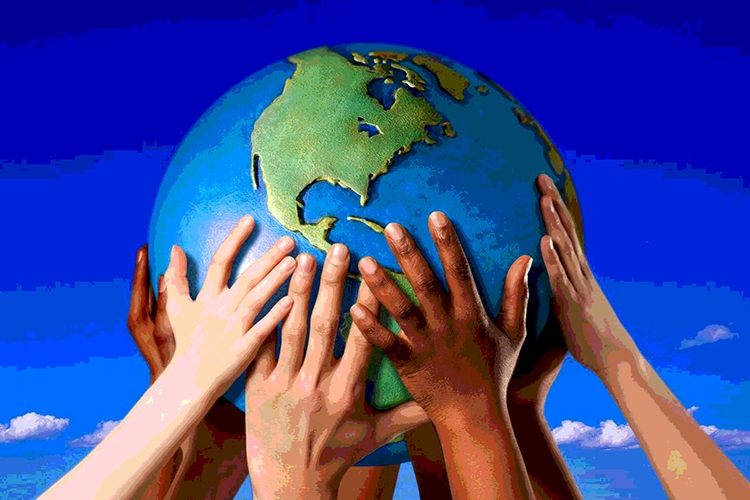 mani di diversi colori che reggono il mondo