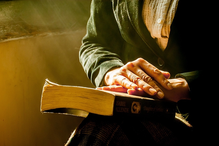 mani appoggiate su un libro