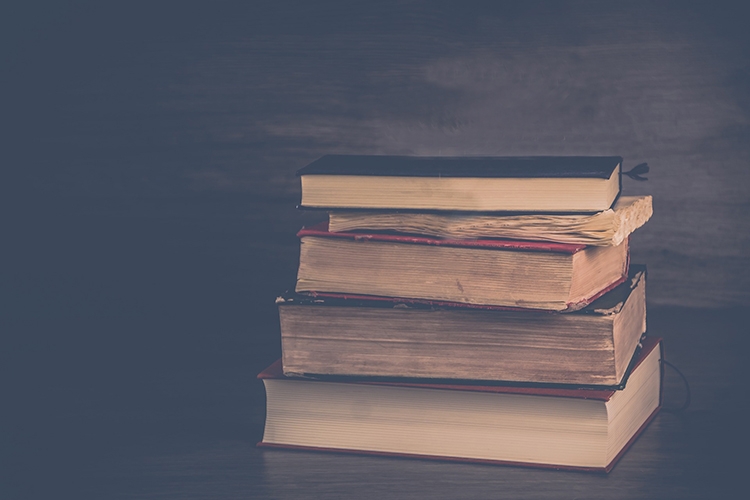 alcuni libri appoggiati su un tavolo