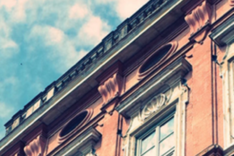 particolare della facciata di palazzo Gallenga