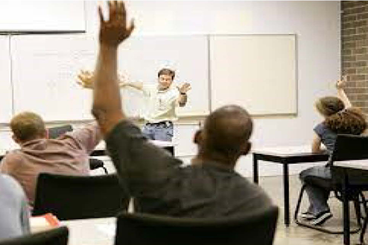 Stedente alza la mano in aula Stedente alza la mano in aula