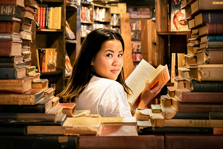 giovane donna in una biblioiteca