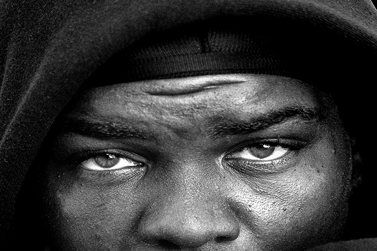 Dettaglio della locandina: primo piano di uomo