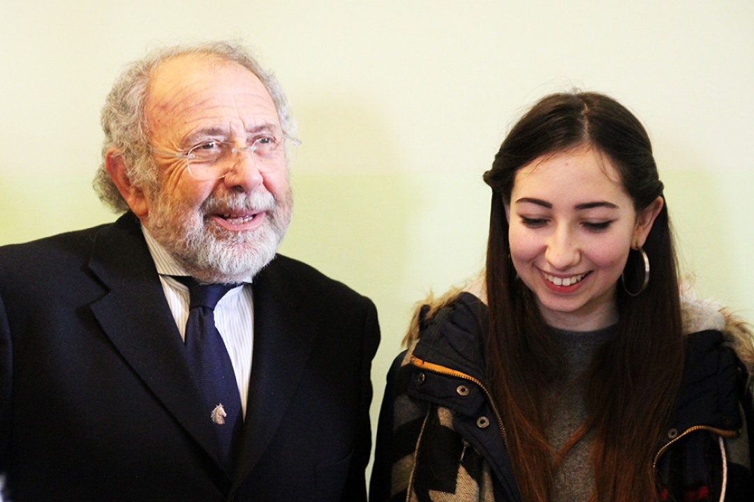 Il Rettore Paciullo e una studentessa