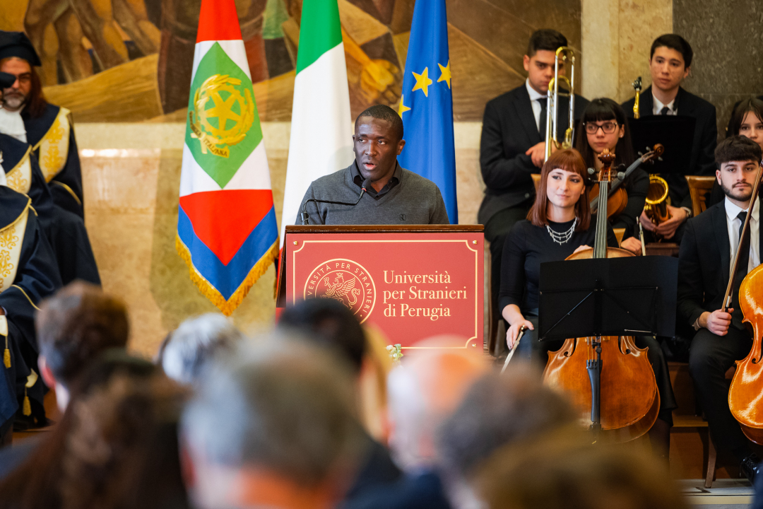 uno studente keniota interviene al leggio