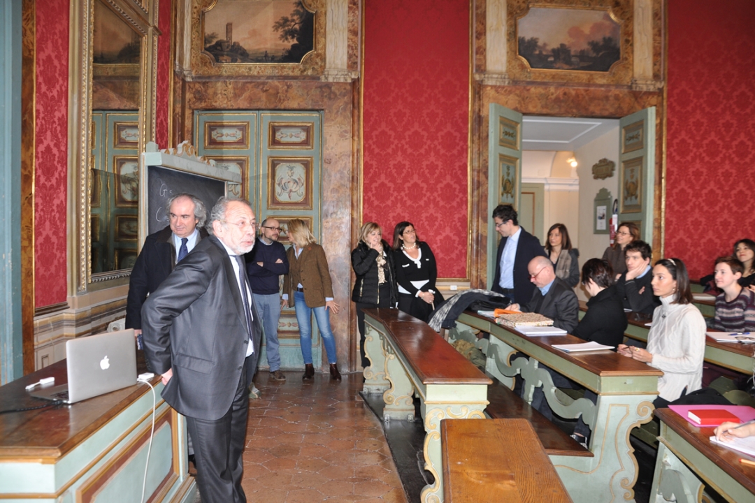 Il rettore Paciullo parla agli studenti