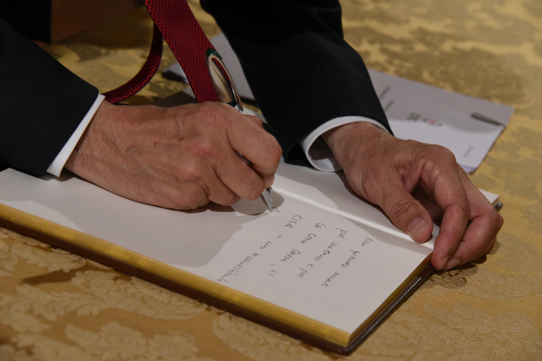 Maurer firma il registro degli ospiti