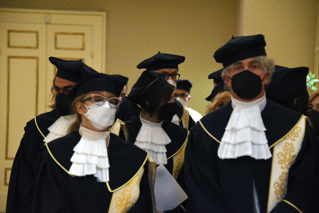 la prof.ssa Guazzini e il prof. Diodato aprono il corteo dei togati