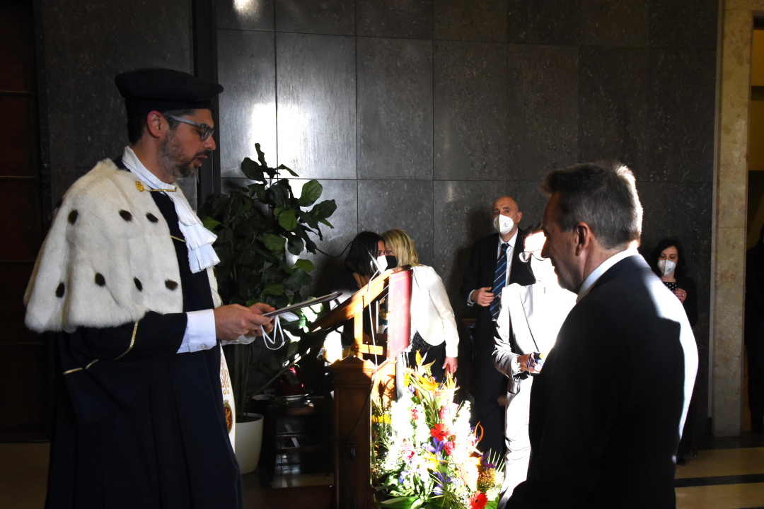 il Rettore formula il conferimento della laurea