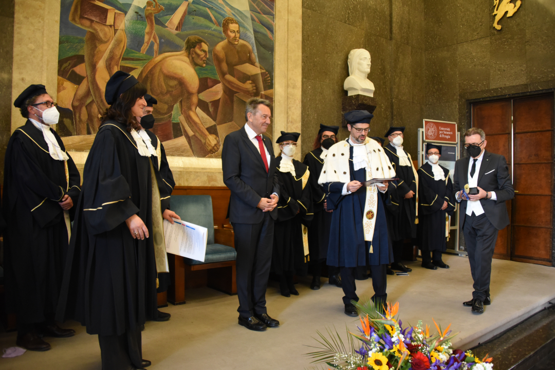 il Rettore formula il conferimento della laurea