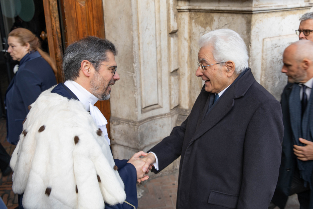 il Presidente Mattarella stringe la mano al Rettore De Cesaris